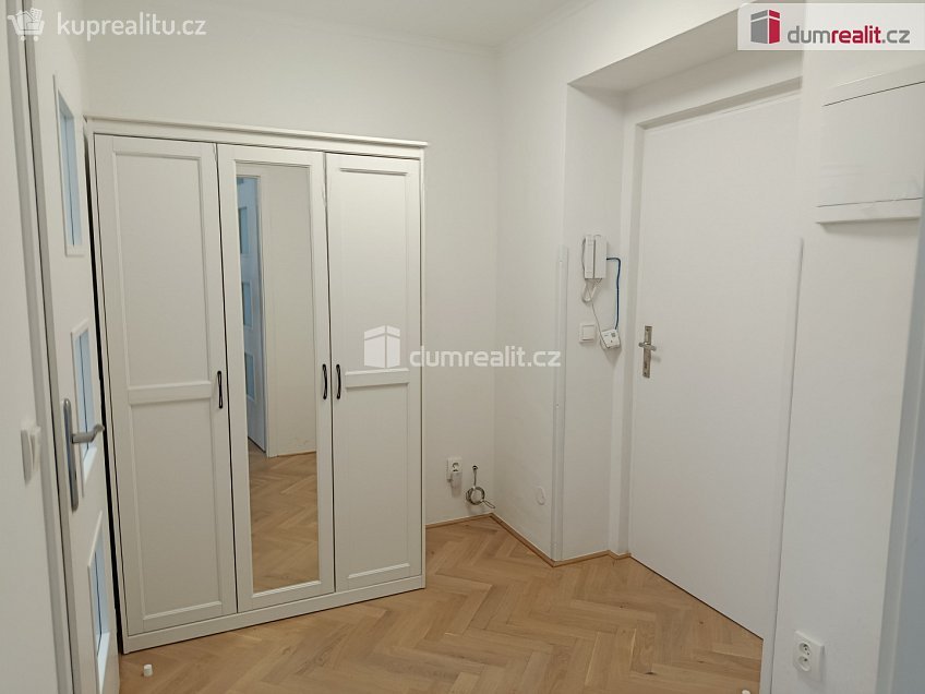 Pronájem bytu 1+1 28 m^2 Týmlova, Praha 4 