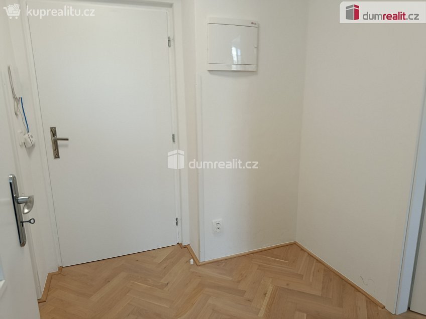 Pronájem bytu 1+1 28 m^2 Týmlova, Praha 4 