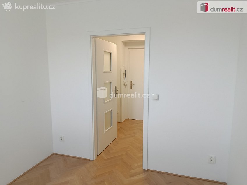 Pronájem bytu 1+1 28 m^2 Týmlova, Praha 4 
