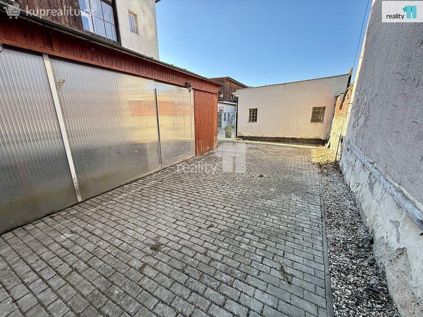 Pronájem  obchodních prostor 99 m^2 Husovo náměstí, Ledeč nad Sázavou 
