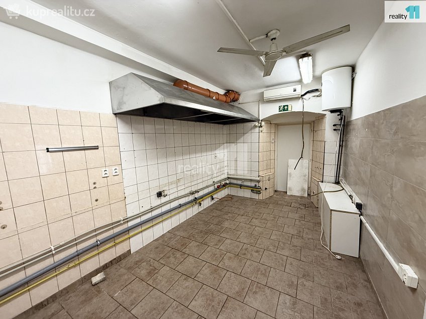 Pronájem  obchodních prostor 99 m^2 Husovo náměstí, Ledeč nad Sázavou 