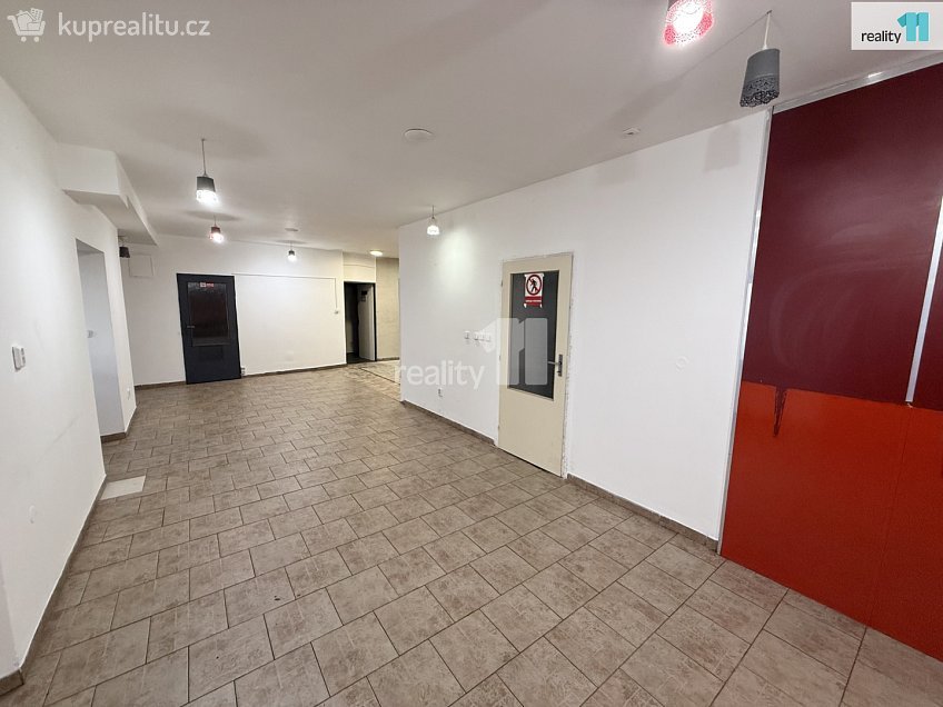 Pronájem  obchodních prostor 99 m^2 Husovo náměstí, Ledeč nad Sázavou 
