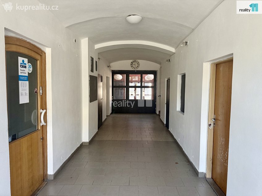 Pronájem  obchodních prostor 99 m^2 Husovo náměstí, Ledeč nad Sázavou 