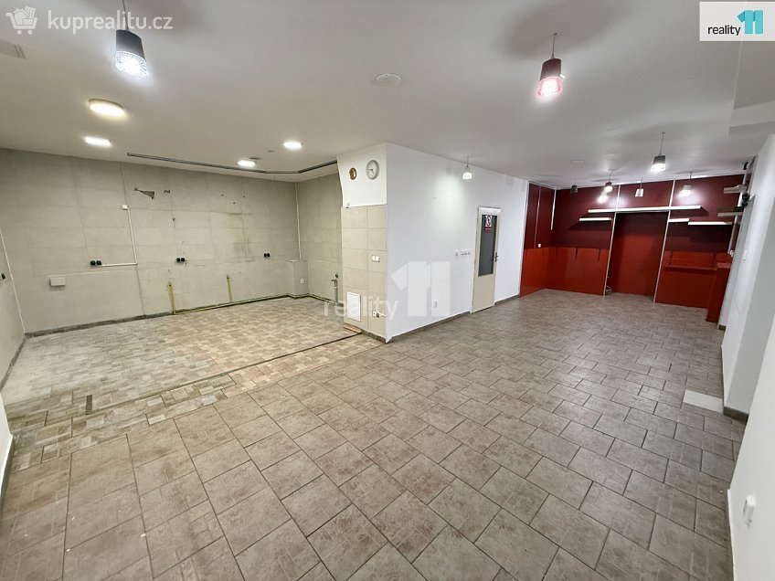 Pronájem  obchodních prostor 99 m^2 Husovo náměstí, Ledeč nad Sázavou 