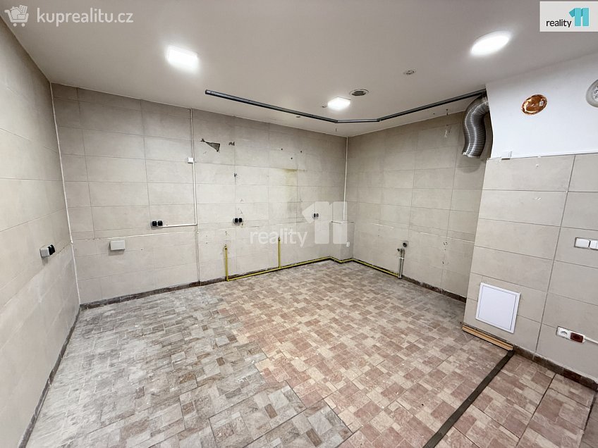 Pronájem  obchodních prostor 99 m^2 Husovo náměstí, Ledeč nad Sázavou 