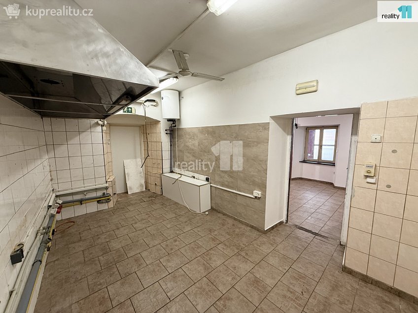 Pronájem  obchodních prostor 99 m^2 Husovo náměstí, Ledeč nad Sázavou 