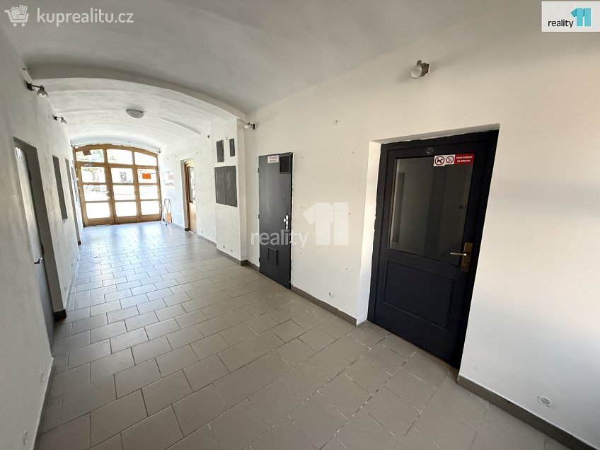 Pronájem  obchodních prostor 99 m^2 Husovo náměstí, Ledeč nad Sázavou 
