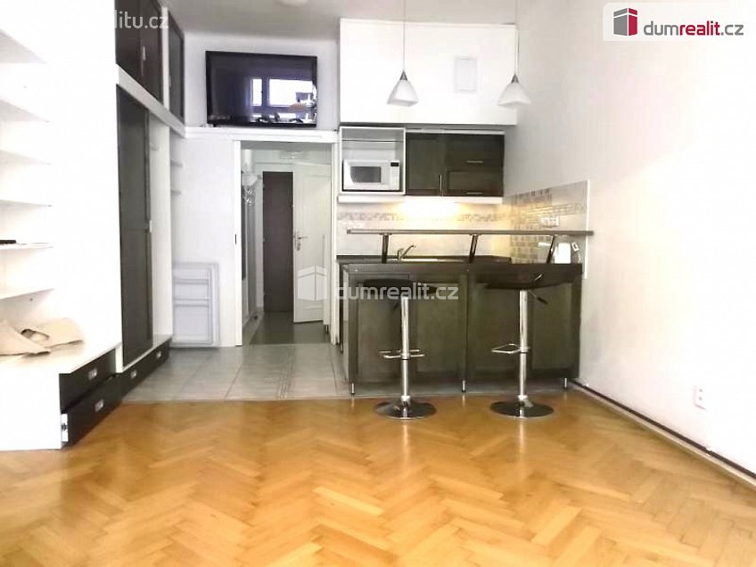 Pronájem bytu 1+kk 33 m^2 Kolínská, Praha 3 