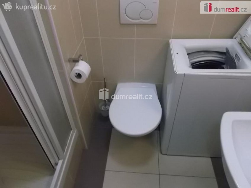 Pronájem bytu 1+kk 33 m^2 Kolínská, Praha 3 