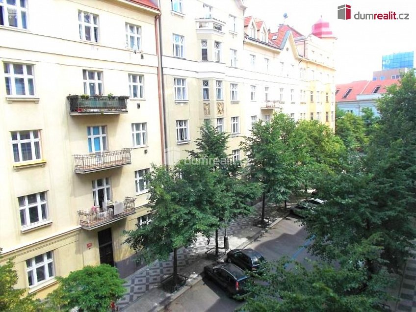 Pronájem bytu 1+kk 33 m^2 Kolínská, Praha 3 