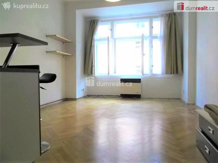 Pronájem bytu 1+kk 33 m^2 Kolínská, Praha 3 