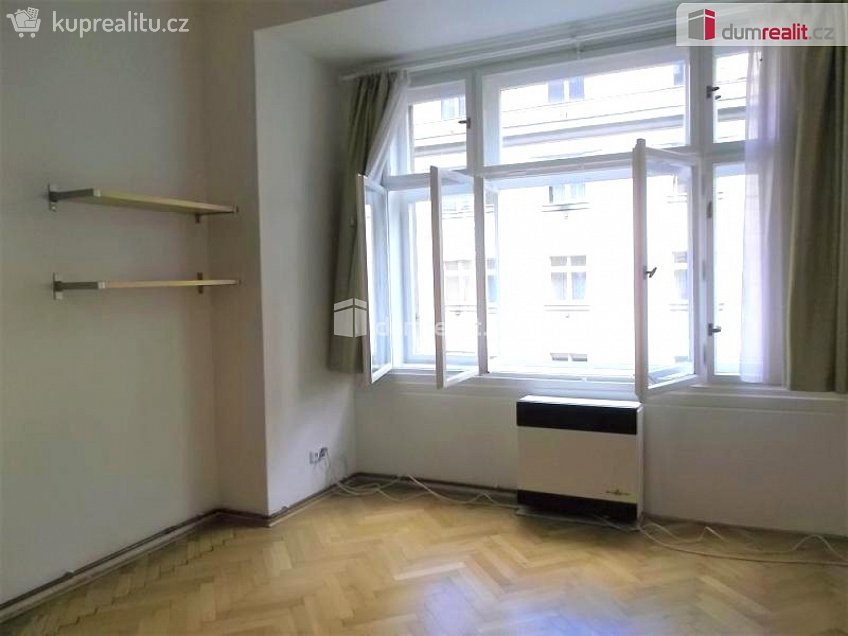 Pronájem bytu 1+kk 33 m^2 Kolínská, Praha 3 