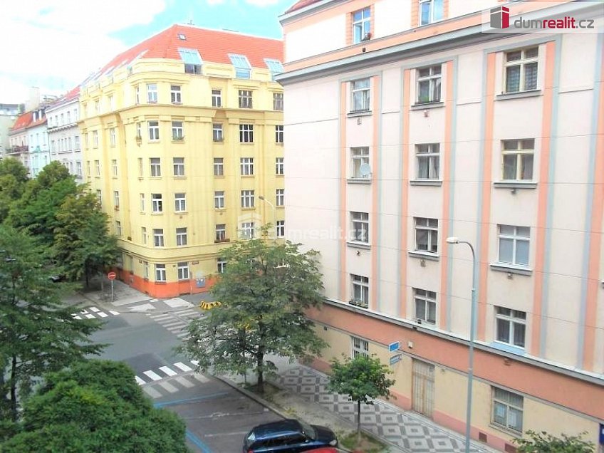 Pronájem bytu 1+kk 33 m^2 Kolínská, Praha 3 