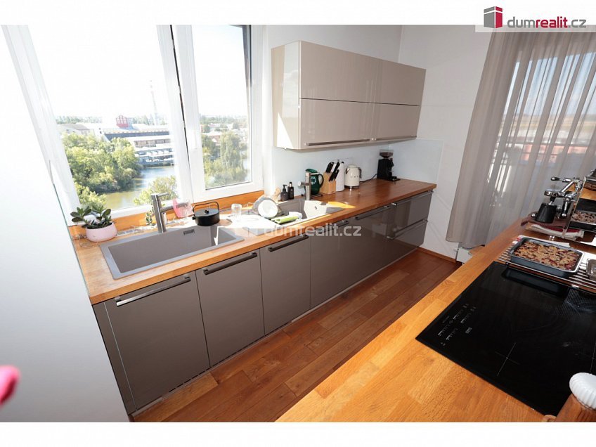 Prodej bytu 4+kk 120 m^2 Bermanova, Praha-Čakovice 