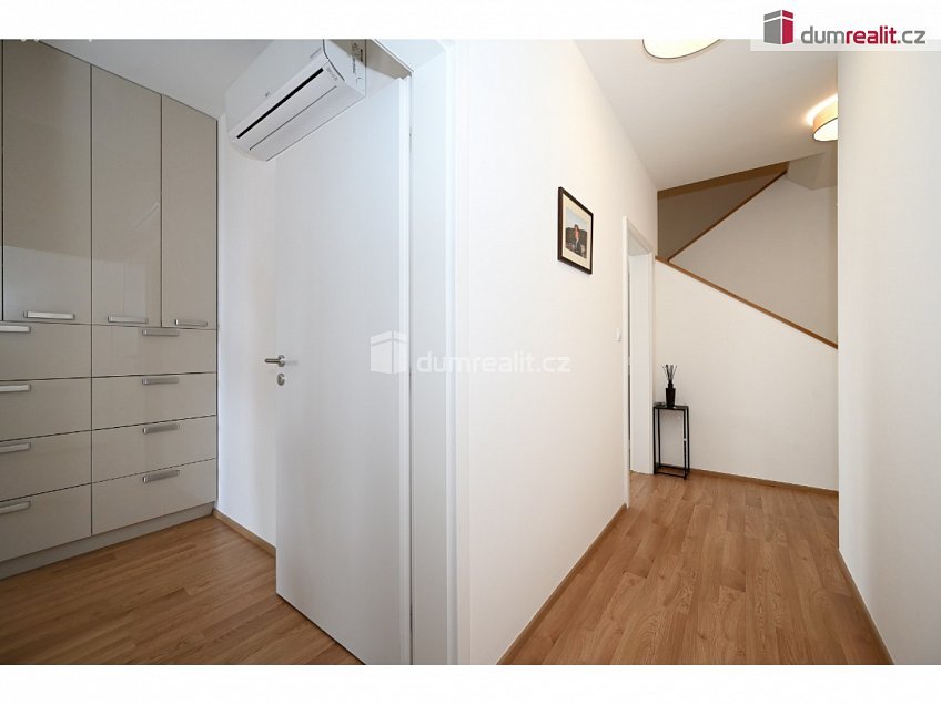 Prodej bytu 4+kk 120 m^2 Bermanova, Praha-Čakovice 