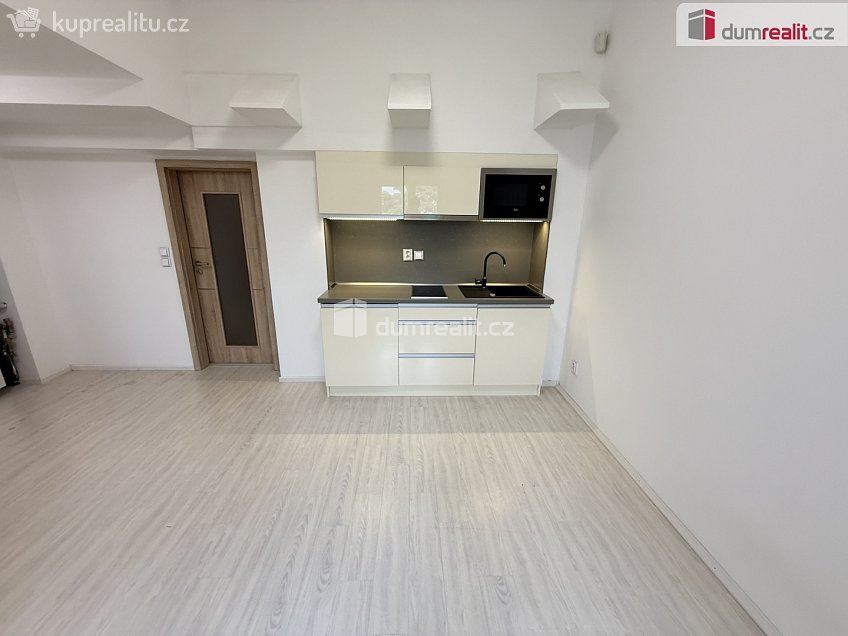 Pronájem bytu 2+kk 40 m^2 Lublaňská, Praha 2 