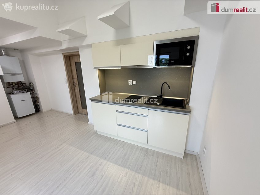 Pronájem bytu 2+kk 40 m^2 Lublaňská, Praha 2 