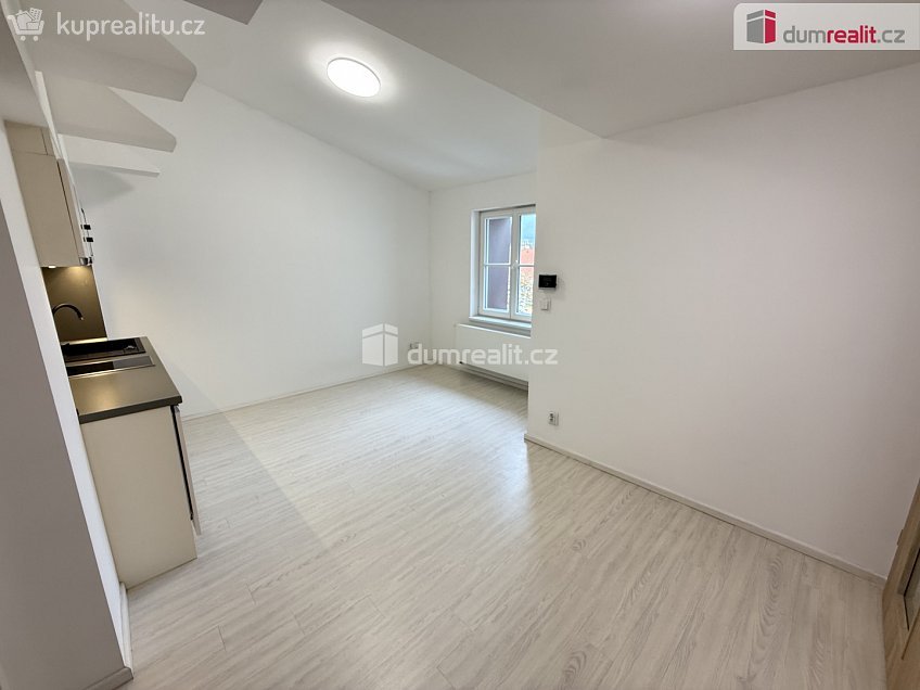 Pronájem bytu 2+kk 40 m^2 Lublaňská, Praha 2 