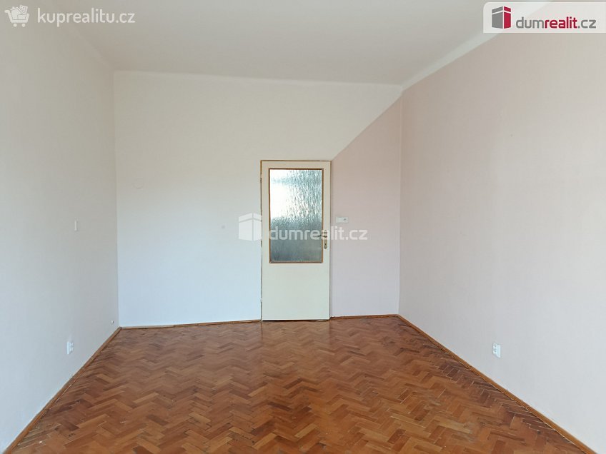 Pronájem bytu 3+1 85 m^2 Jeseniova, Praha 3 