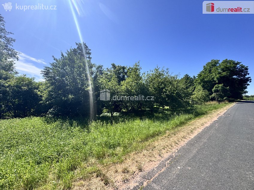 Prodej  stavebního pozemku 975 m^2 Pnětluky, Pnětluky 