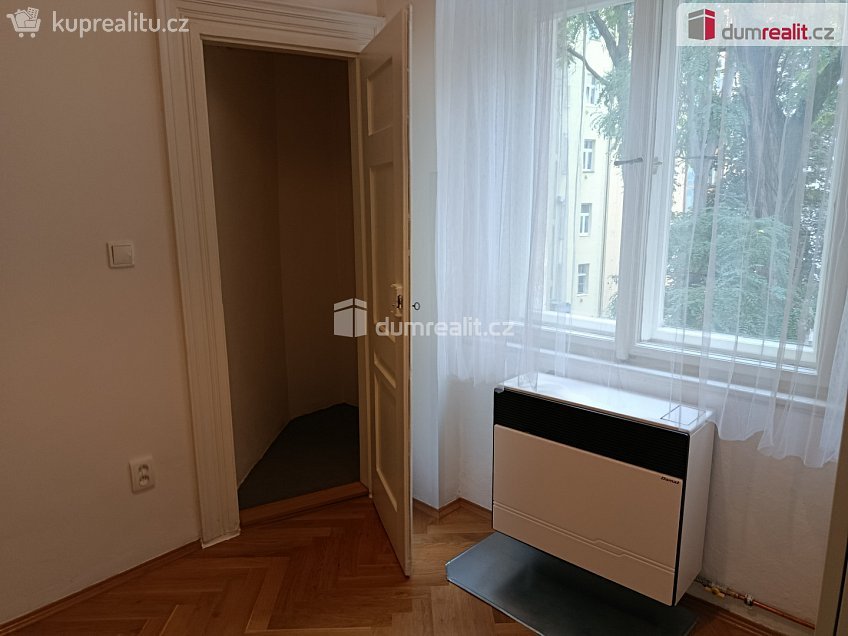 Pronájem bytu 1+kk 20 m^2 Na spojce, Praha 10 