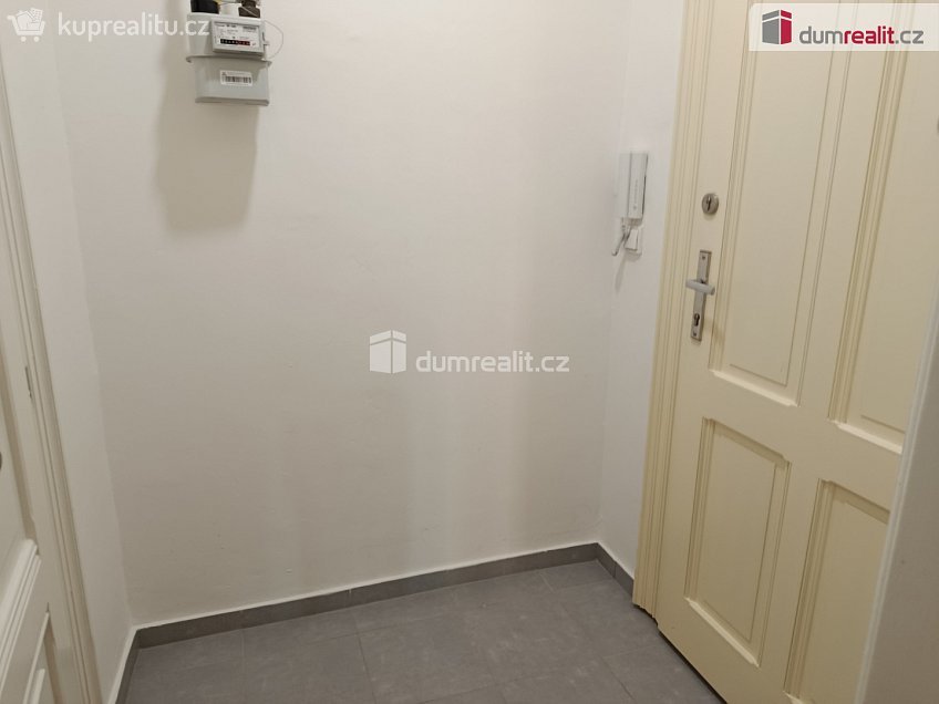 Pronájem bytu 1+kk 20 m^2 Na spojce, Praha 10 
