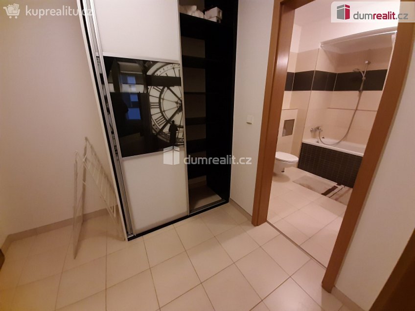 Pronájem bytu 1+kk 34 m^2 Hanusova, Praha 4 