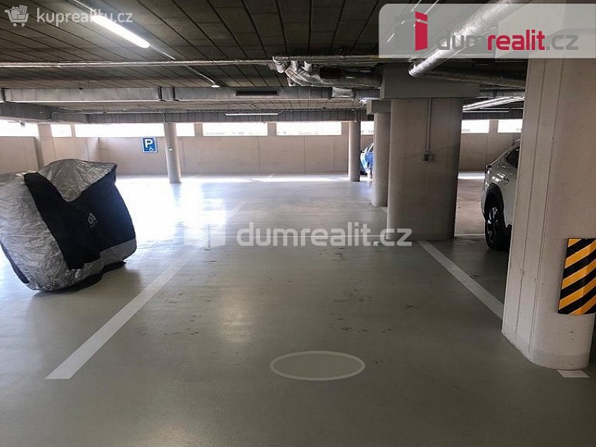 Pronájem  garáže 13 m^2 Vorařská, Praha 12 