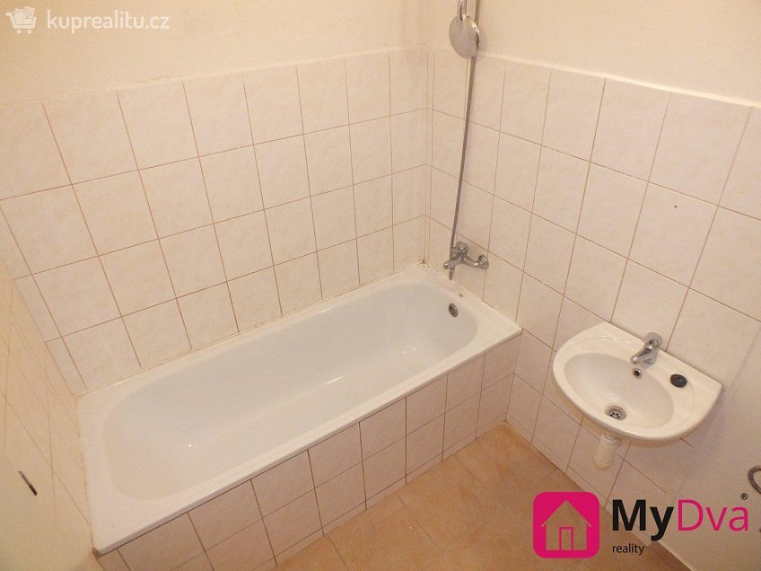 Pronájem bytu 2+1 70 m^2 nám. Armády, Znojmo 