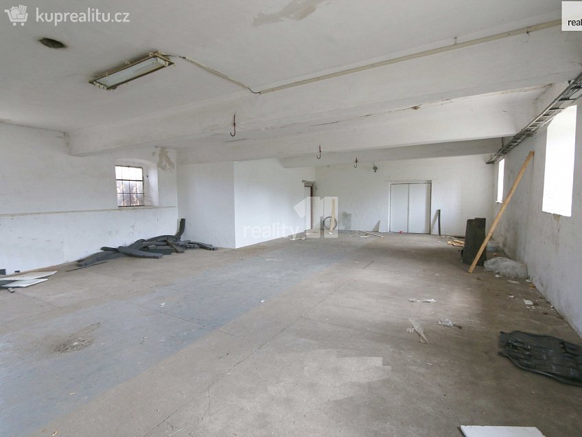 Pronájem  výrobních prostor 300 m^2 Masarykovo nám., Nové Dvory 