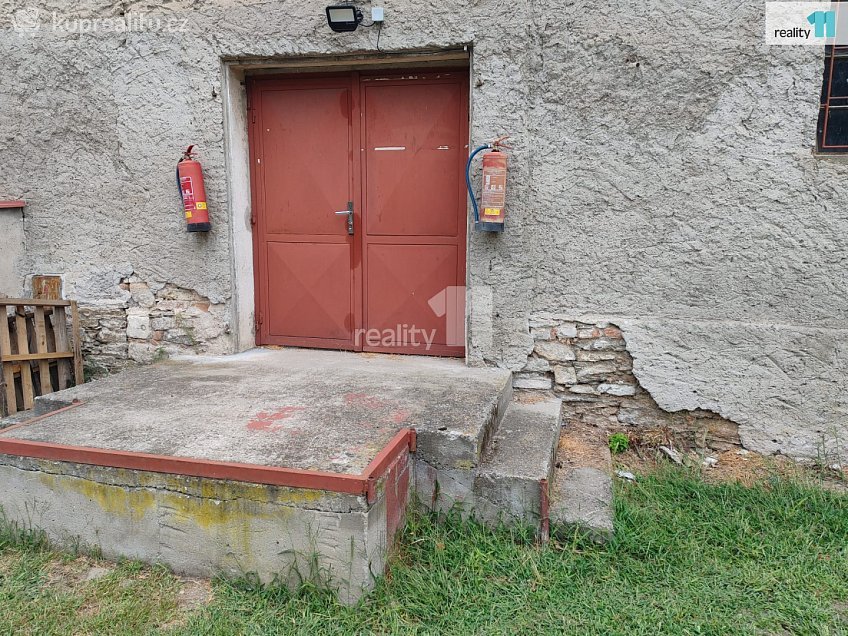 Pronájem  výrobních prostor 300 m^2 Masarykovo nám., Nové Dvory 