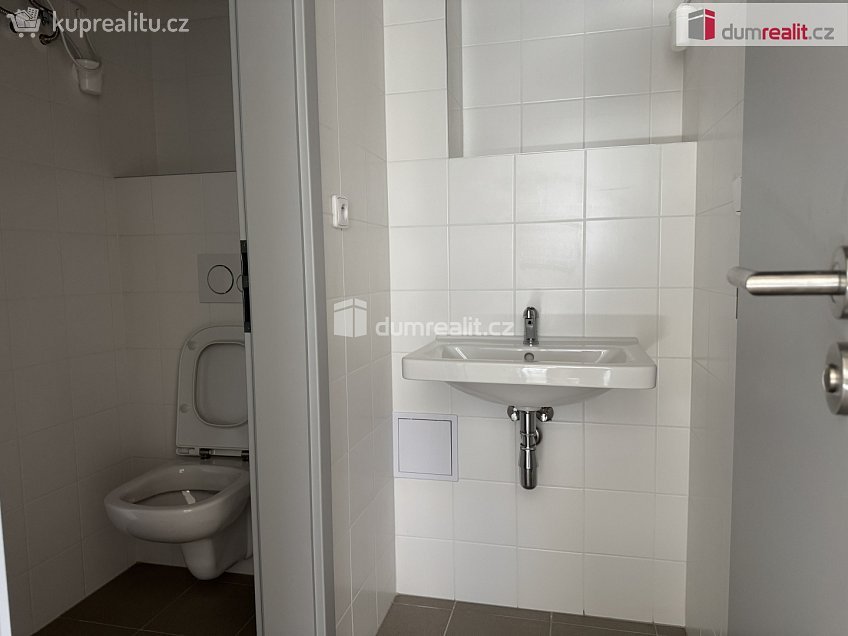 Pronájem  skladu 245 m^2 Bartošova, Zlín 