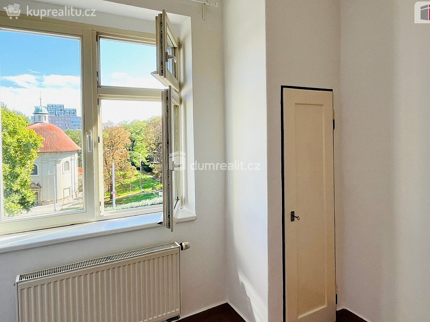 Pronájem bytu 1+1 45 m^2 Olšanské náměstí, Praha 3 