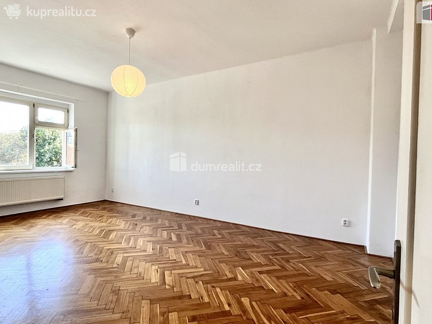 Pronájem bytu 1+1 45 m^2 Olšanské náměstí, Praha 3 