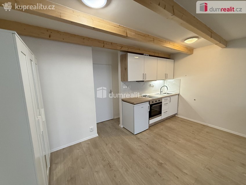 Pronájem bytu 1+kk 48 m^2 Na Valentince, Praha 5 
