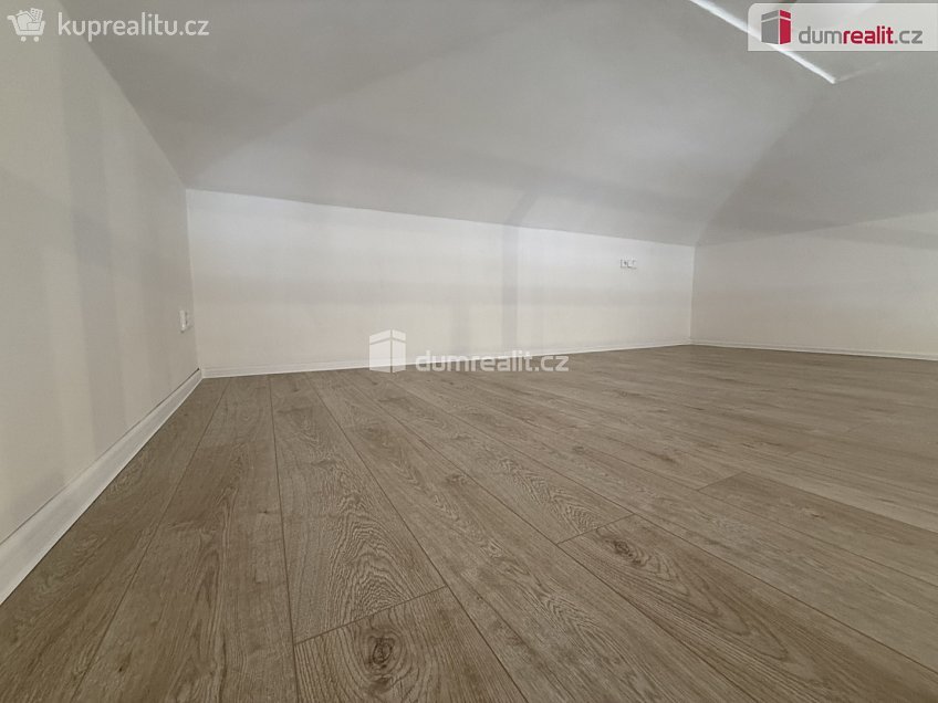Pronájem bytu 1+kk 48 m^2 Na Valentince, Praha 5 