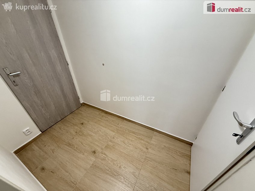 Pronájem bytu 1+kk 48 m^2 Na Valentince, Praha 5 