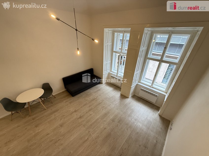 Pronájem bytu 1+kk 48 m^2 Na Valentince, Praha 5 