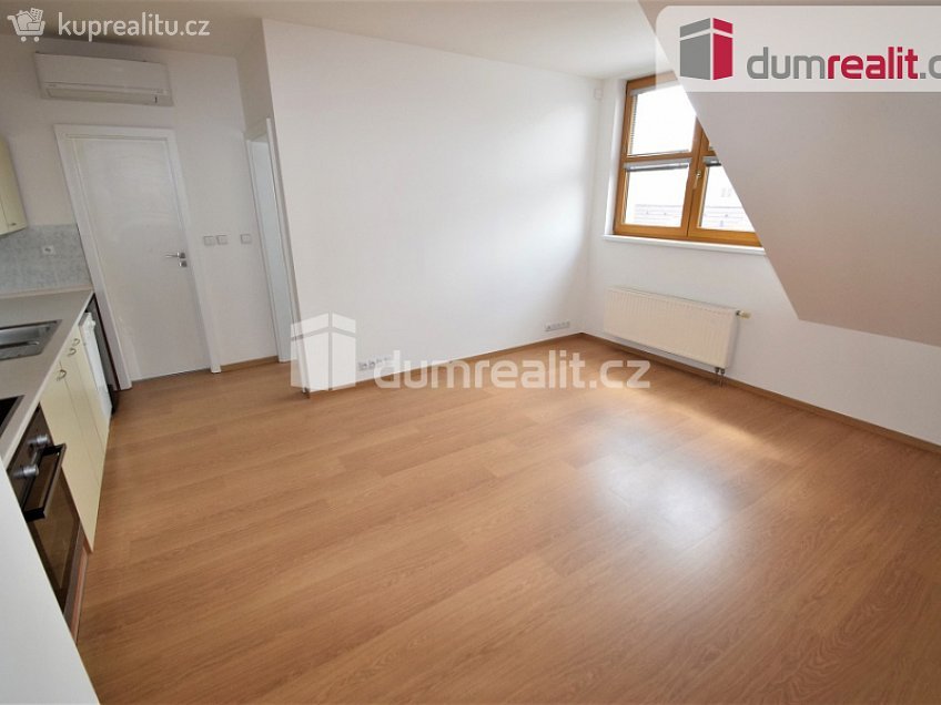 Pronájem bytu 2+kk 41 m^2 Na Dvorcích, Praha 4 