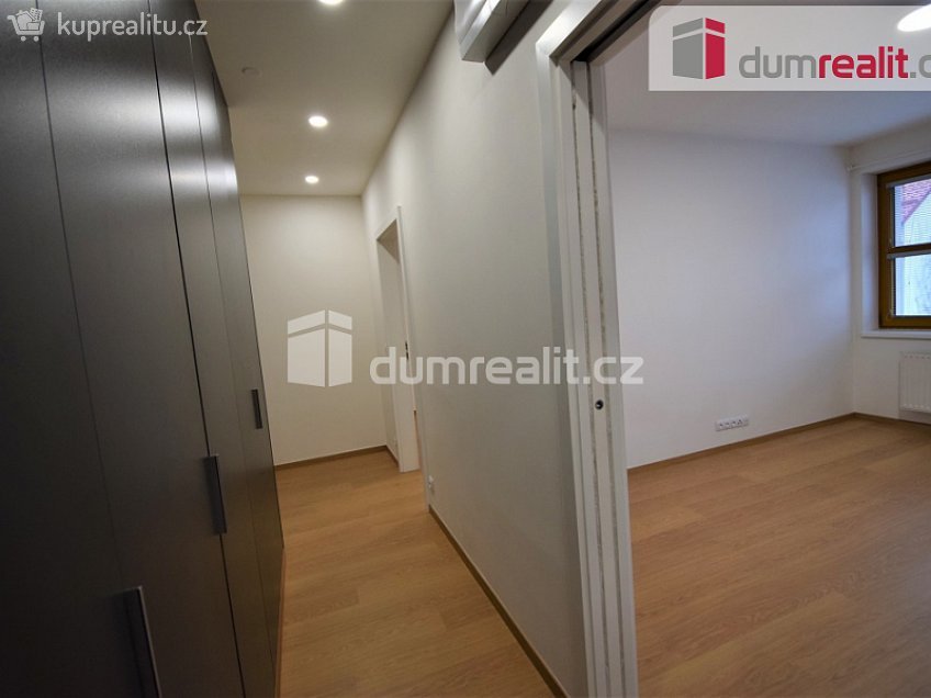 Pronájem bytu 2+kk 51 m^2 Na Dvorcích, Praha 4 