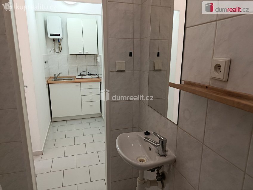Pronájem bytu 1+kk 25 m^2 Za poštou, Praha 10 