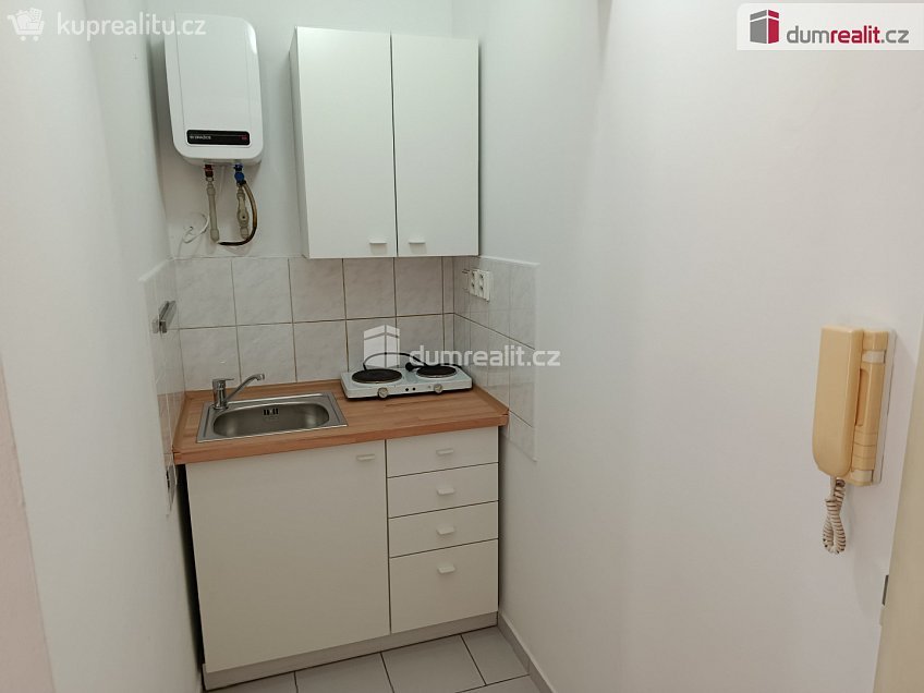 Pronájem bytu 1+kk 25 m^2 Za poštou, Praha 10 