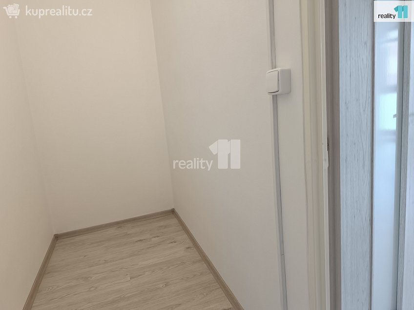 Pronájem bytu 1+1 50 m^2 Karla Čapka, Děčín 