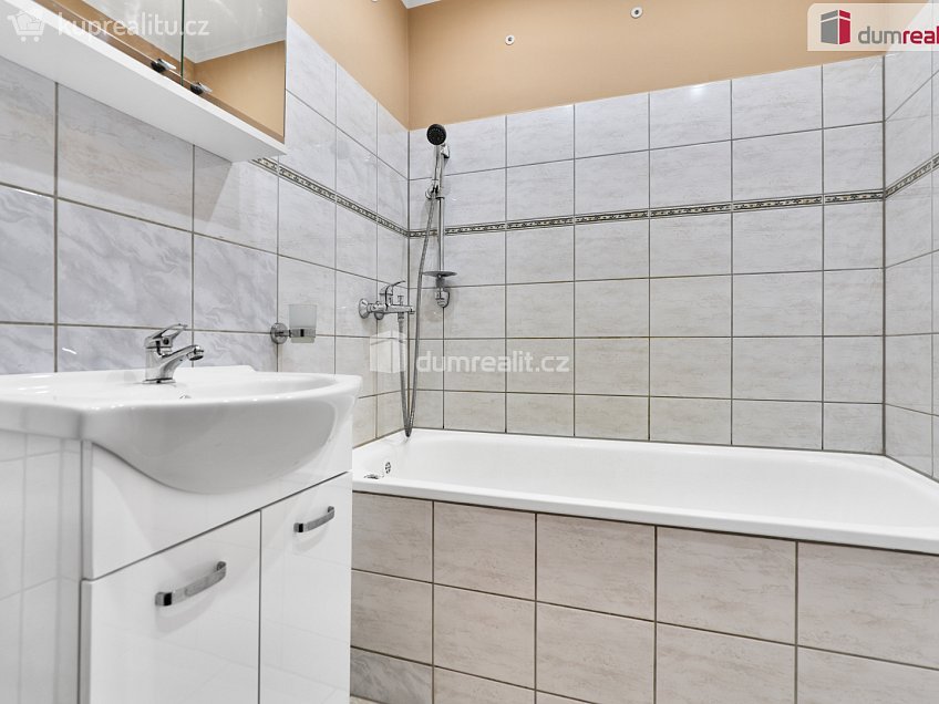 Prodej bytu 2+1 59 m^2 Sídliště, Hroznětín 