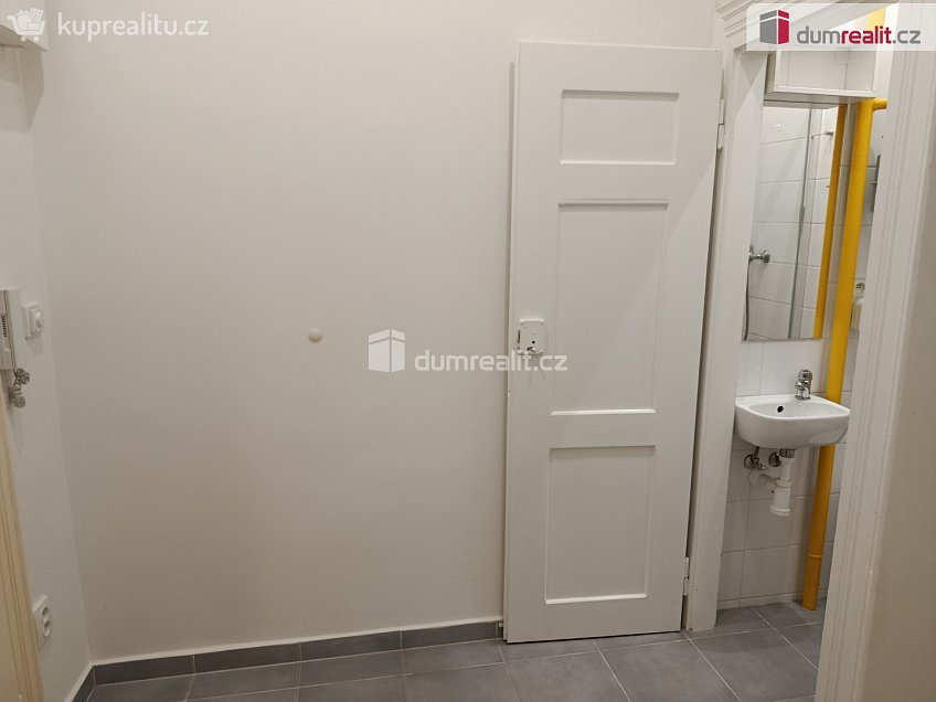 Pronájem bytu 1+kk 24 m^2 Na spojce, Praha 10 
