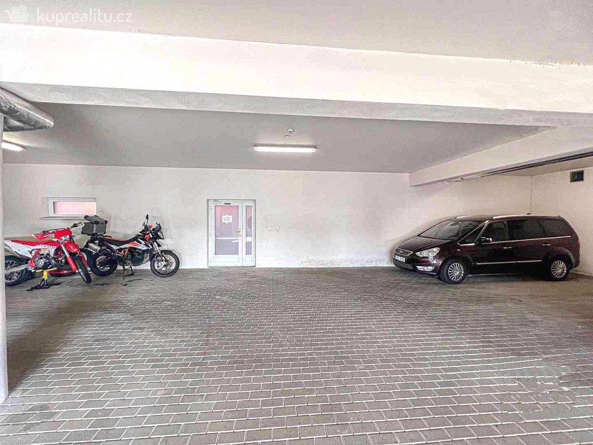Prodej  garážového stání 16 m^2 U leskavy 26, Brno 62500