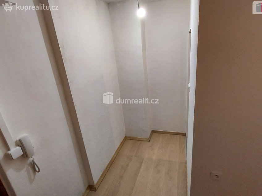 Prodej bytu 1+kk 30 m^2 Školní, Otrokovice 