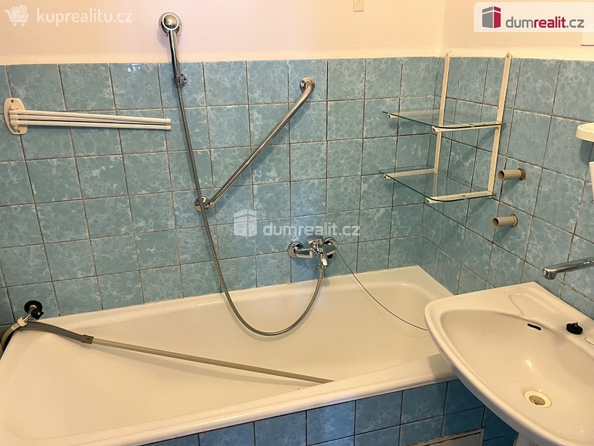 Pronájem bytu 3+1 69 m^2 V Sadě, Vlašim 