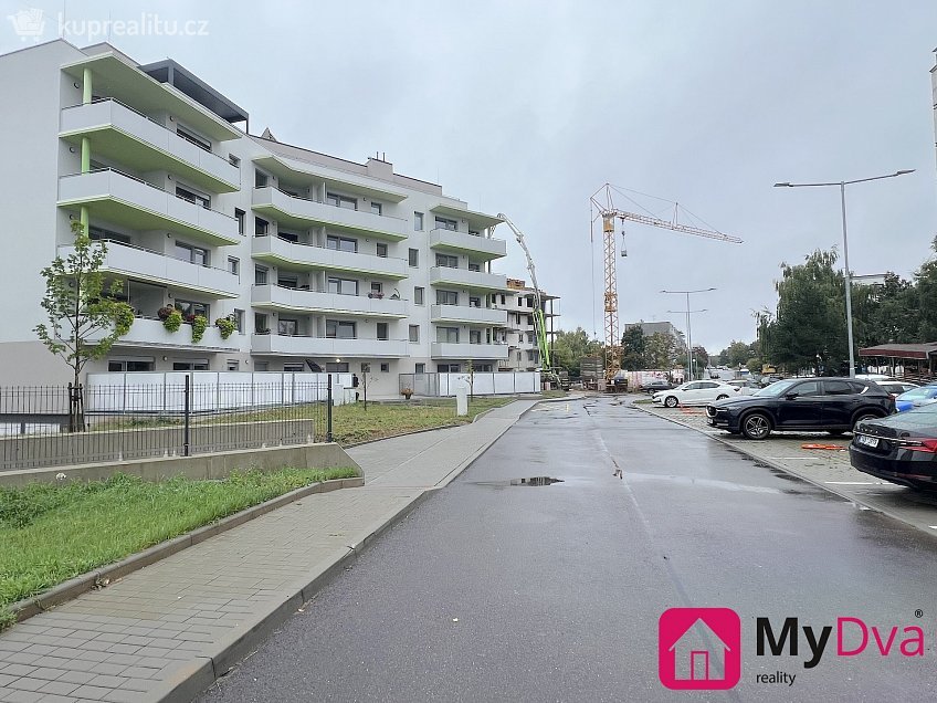 Pronájem  garážového stání 13 m^2 Vančurova, Znojmo 