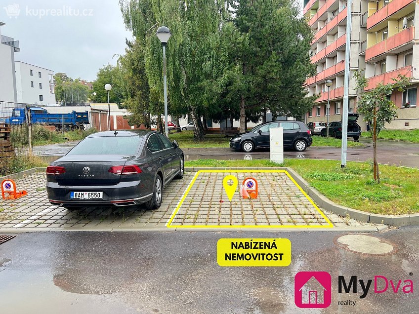 Pronájem  garážového stání 13 m^2 Vančurova, Znojmo 
